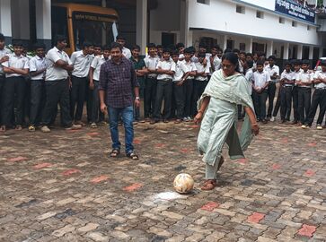 പ്രധാനാധ്യാപിക ഗോൾ അടിക്കുന്നു
