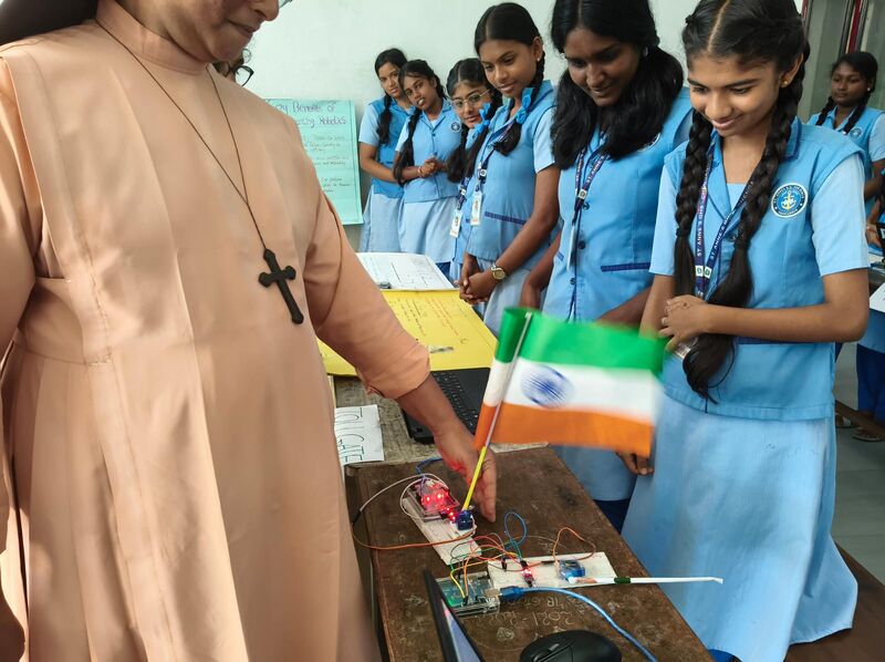 പ്രമാണം:36007 flag hoisting.jpg