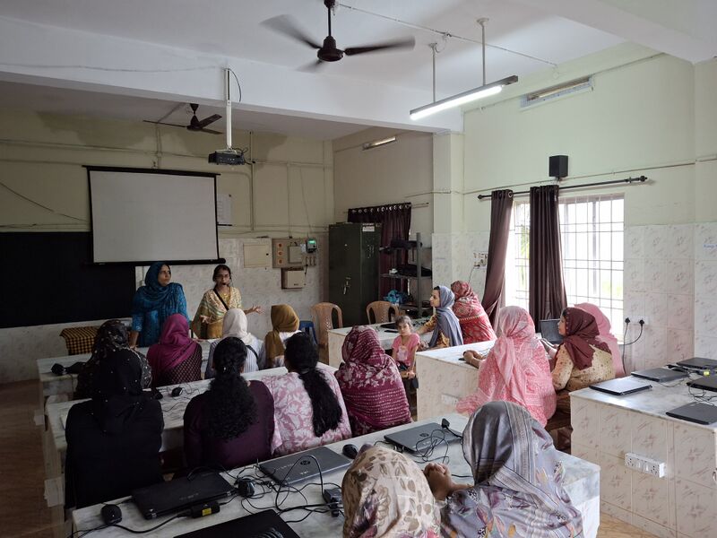 പ്രമാണം:47064-lk-parents meet.jpg