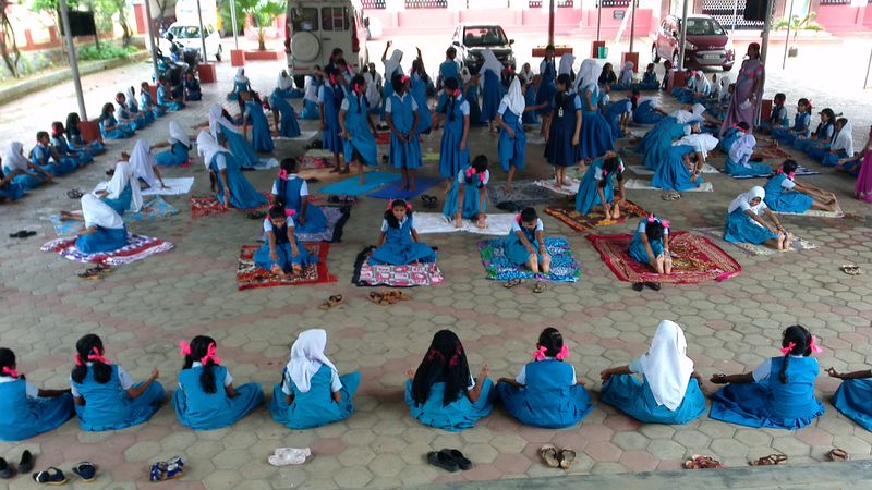 പ്രമാണം:Yoga class27029.JPG