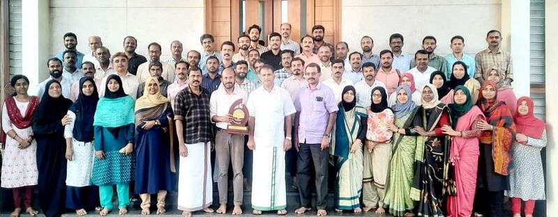 പ്രമാണം:19009 honour by manager-1.jpg