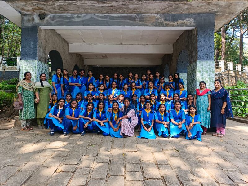 പ്രമാണം:22052 guiding.jpg