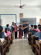 ക്ലാസ് ലീഡേഴ്‌സും ഐ ടി കോർഡിനേറ്റേഴ്‌സും പുതിയ ബാഗ് നൽകുന്നു