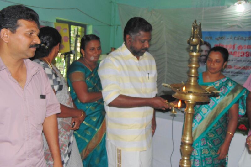 പ്രമാണം:38306 smart class room 1.jpg