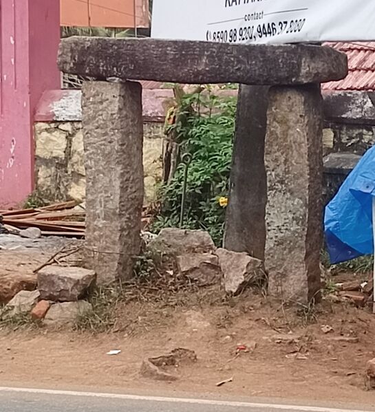 പ്രമാണം:Chumaduthangi poovachal.jpg