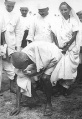 ദണ്ഡിയിലെ ഗാന്ധി - ഏപ്രിൽ 5 , 1930 - ഉപ്പുസത്യാഗ്രഹത്തിന്റെ അവസാനഘട്ടം
