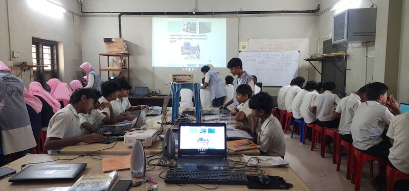 പ്രമാണം:19009- ROBOTICS TRAINING 2.jpg