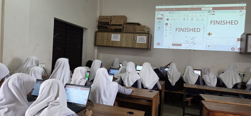 പ്രമാണം:19868-Programming class.jpg