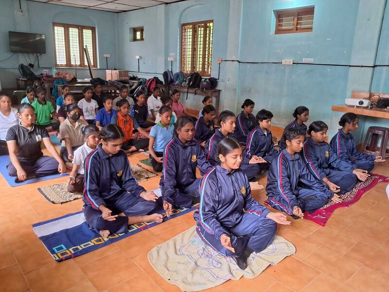 പ്രമാണം:36012 yoga .resized.jpeg