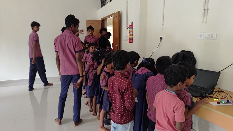 പ്രമാണം:42085 robot 9.jpg