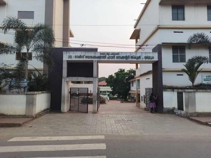 പ്രമാണം:48049-ggvhss vandoor.jpg